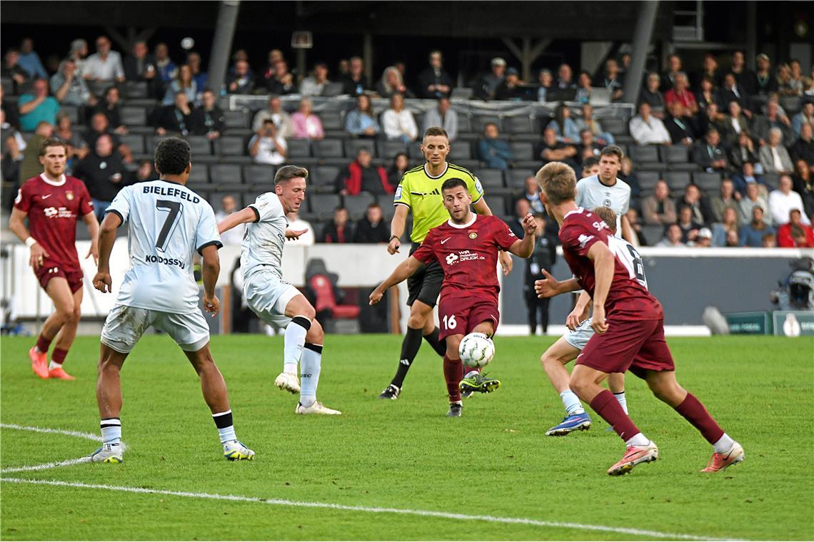 DFB-Pokal, 1. Runde: SG Sonnenhof Großaspach - Arminia Bielefeld. Der Drittligis...