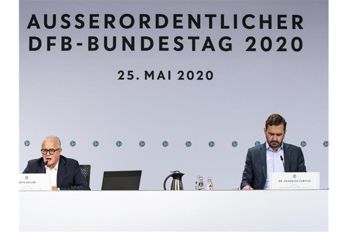 DFB-Präsident Fritz Keller (l) und Generalsekretär Friedrich Curtius. Foto: Thomas Böcker/DFB/dpa