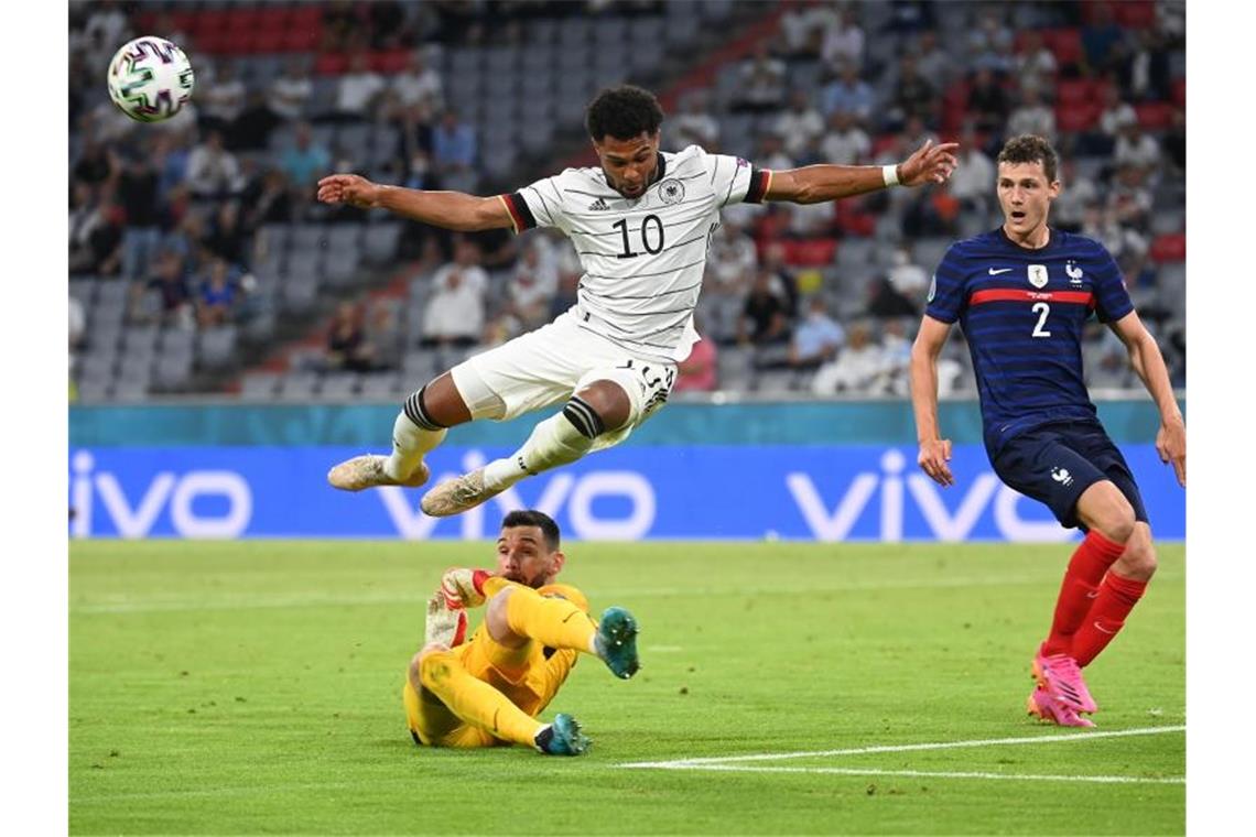 DFB-Spieler Serge Gnabry in Aktion vor dem Tor von Frankreichs Torhüter Hugo Lloris (unten). Foto: Federico Gambarini/dpa