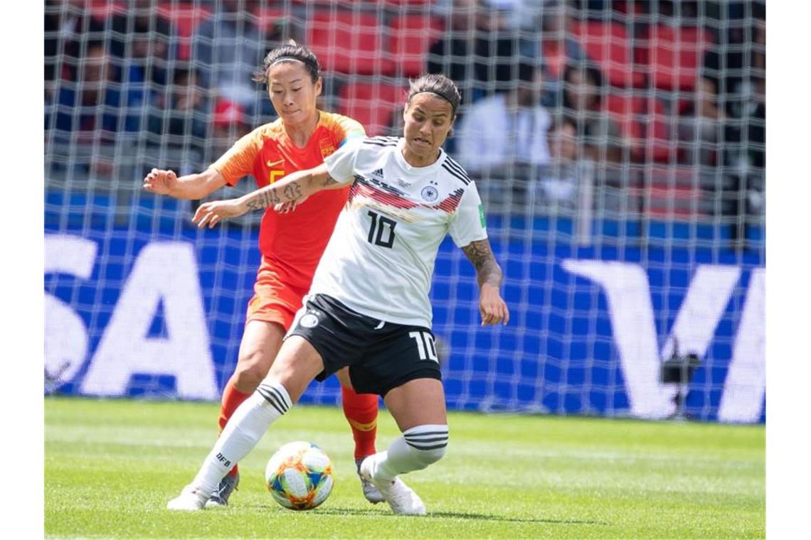 Zitterstart mit Happy End: DFB-Elf beklagt Chinas Härte DFB-Spielmacherin Dzsenifer Marozsan (r) im Zweikampf mit Haiyan Wu. Foto: Sebastian Gollnow
