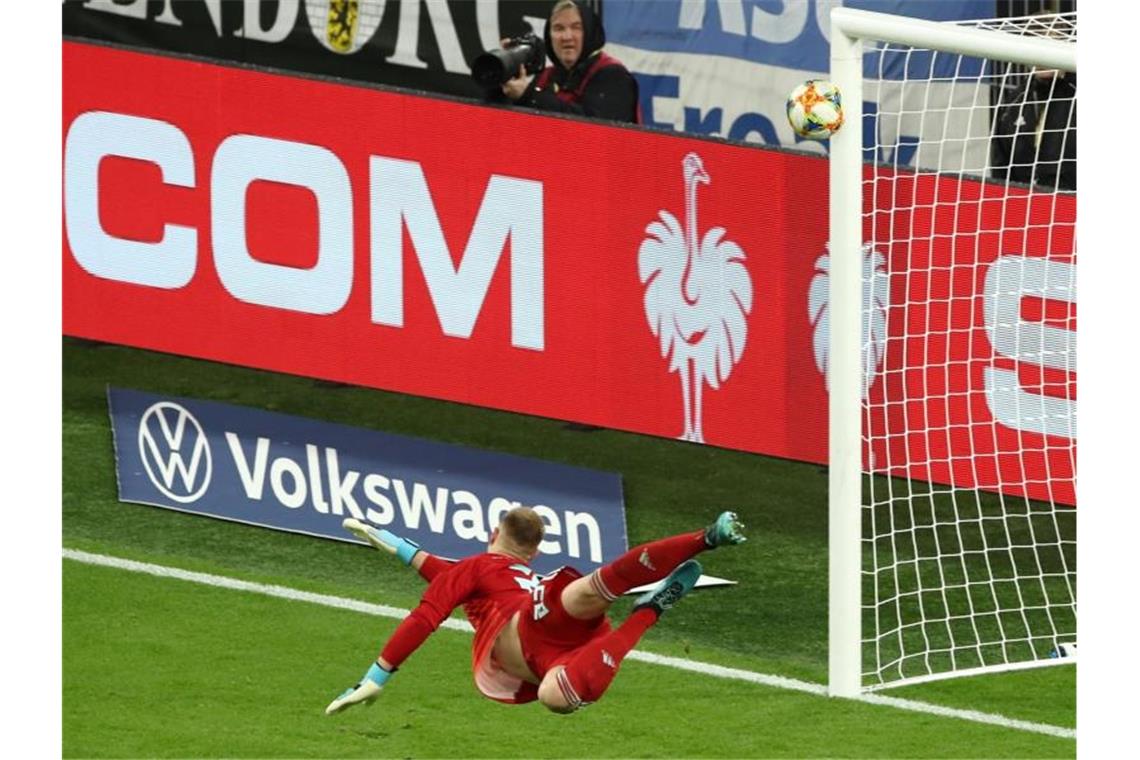 DFB-Torhüter Marc-André ter Stegen hat bei diesem Pfostenschuss der Argentinier viel Glück. Foto: Christian Charisius/dpa