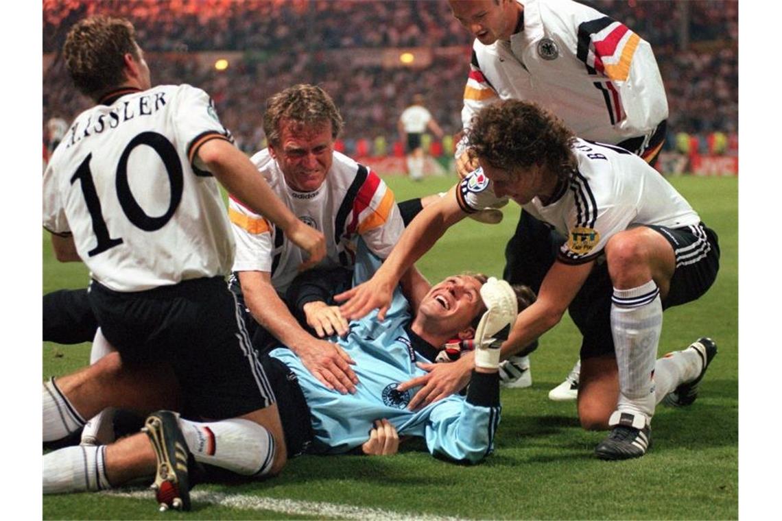 DFB-Torwart Andreas Köpke wird nach dem Sieg im Elfmeterschießen beim EM-Halbfinalspiel 1996 gegen England gefeiert. Foto: Oliver Berg/dpa
