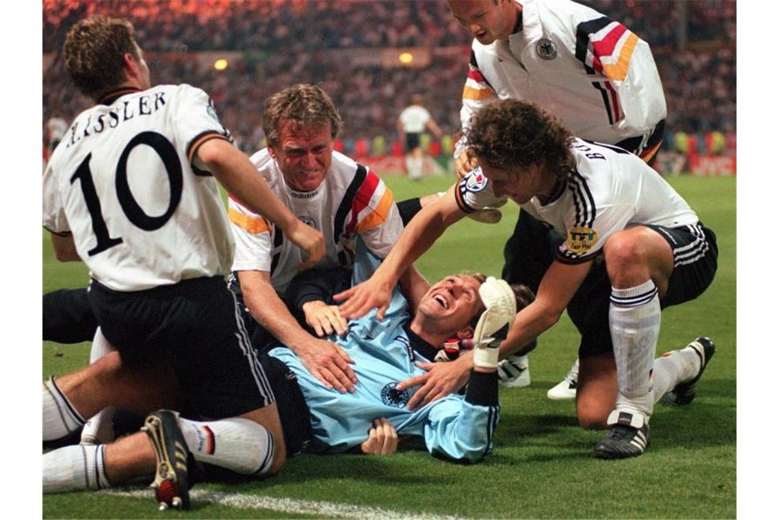 WM-Klassiker, Hochglanz-Dokus: Was Sport-Fans noch gucken DFB-Torwart Andreas Köpke wird nach dem Sieg im Elfmeterschießen beim EM-Halbfinalspiel 1996 gegen England gefeiert. Foto: Oliver Berg/dpa