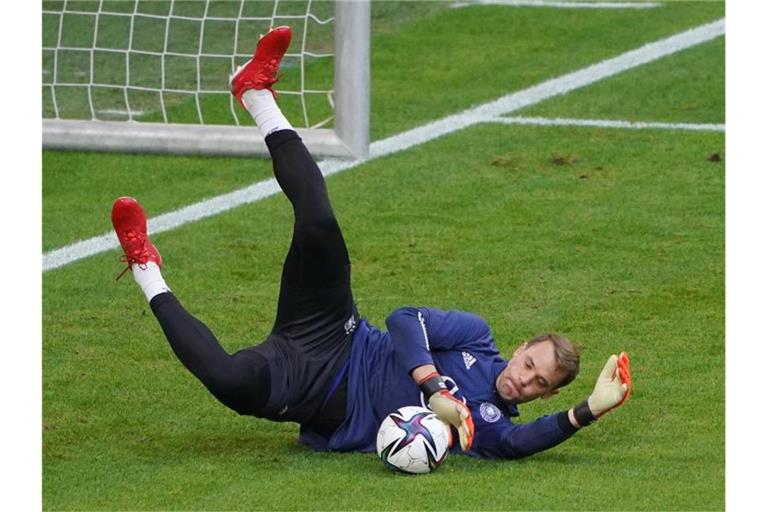 DFB-Torwart Manuel Neuer soll Probleme mit den Adduktoren haben. Foto: Marcus Brandt/dpa