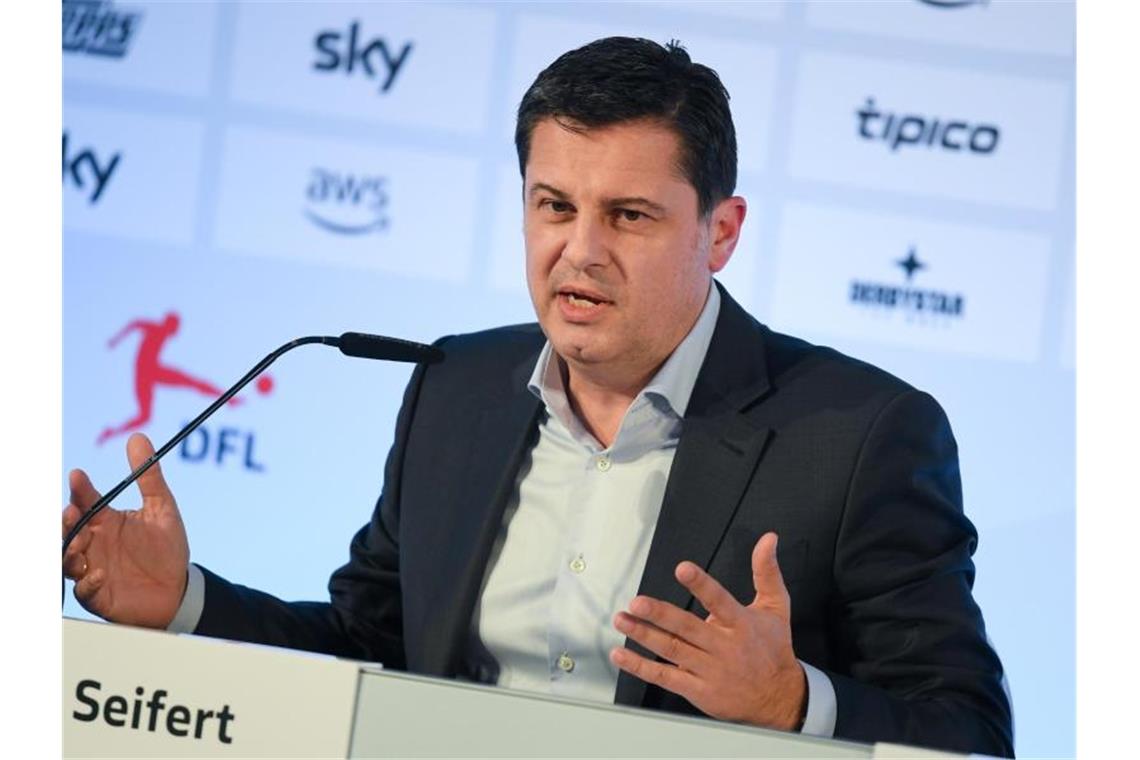 Fußball-Bundesliga pausiert und fürchtet Existenzkampf DFL-Chef Christian Seifert bei der Pressekonferenz im Anschluss an die DFL-Mitgliederversammlung. Foto: Arne Dedert/dpa Pool/dpa