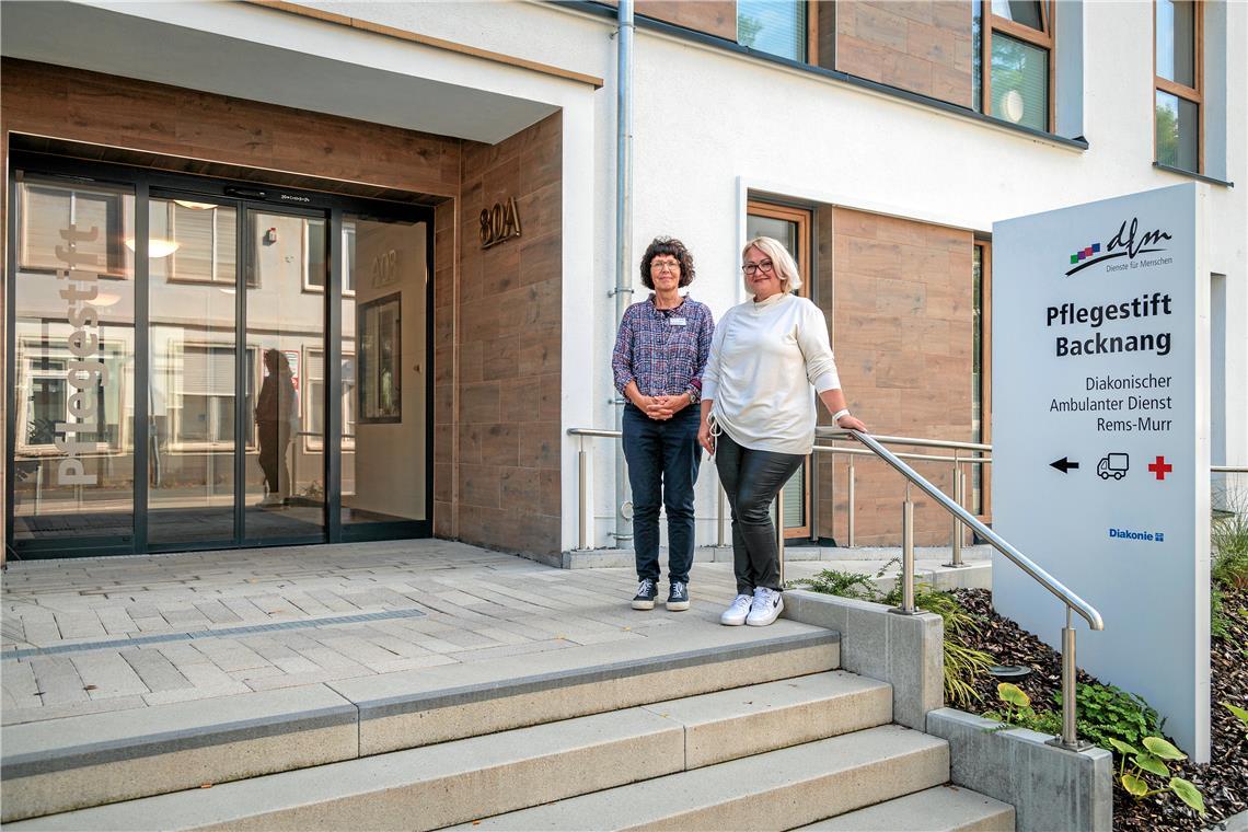 Einblicke in das Leben im Pflegeheim DfM-Pressesprecherin Heike Schneider (links) und Einrichtungsleiterin Tatjana Trinnes sind zufrieden mit dem neuen Heim. Foto: Stefan Bossow