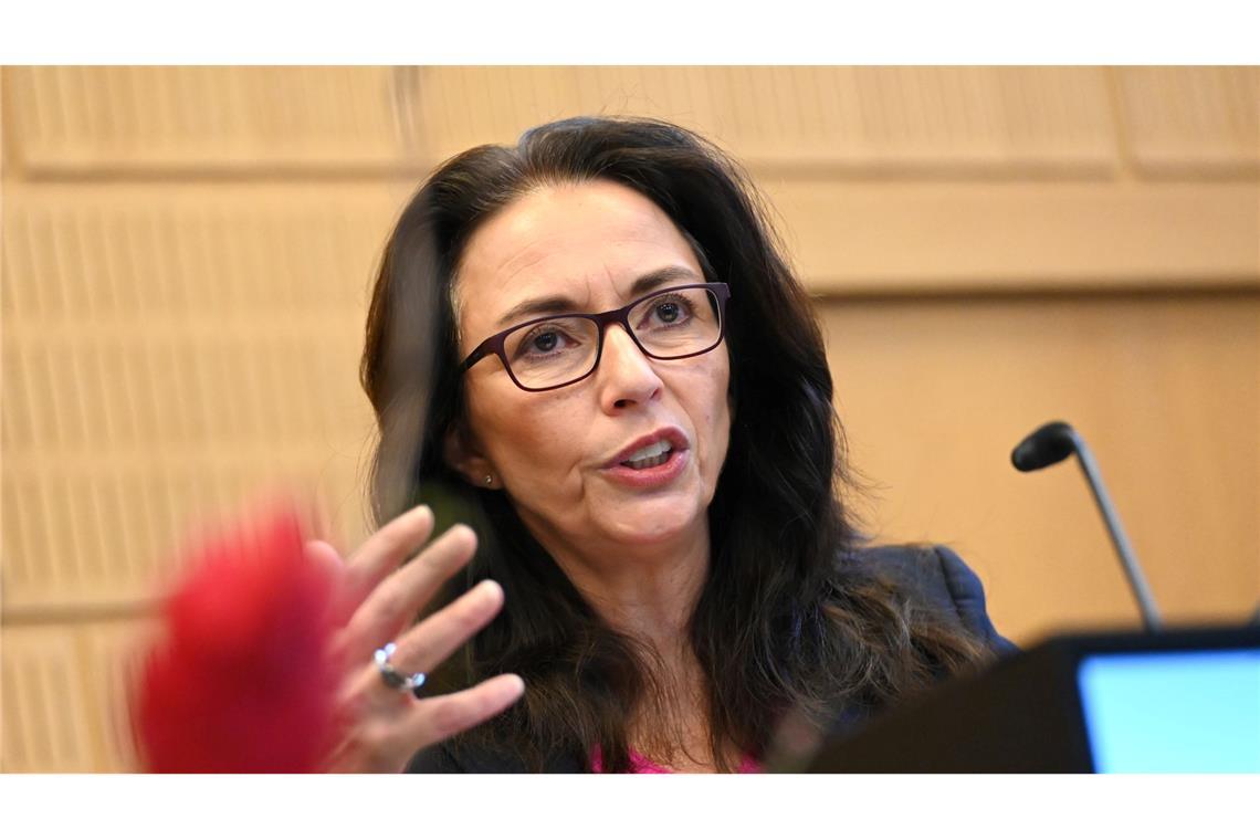 DGB-Chefin Yasmin Fahimi nennt die Debatte um Einschnitte "respektlos und schäbig". (Archivbild)