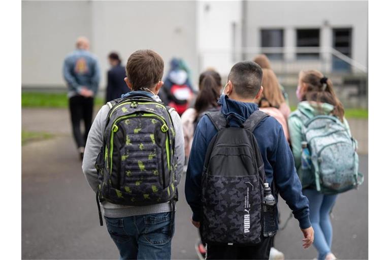 DGKJ-Präsident Dötsch: „Für die weitaus meisten Kinder sind die sekundären Krankheitsfolgen, nämlich die psychische Belastung durch Lockdown-Maßnahmen, ungleich belastender als die Erkrankung selbst.“. Foto: Sebastian Gollnow/dpa