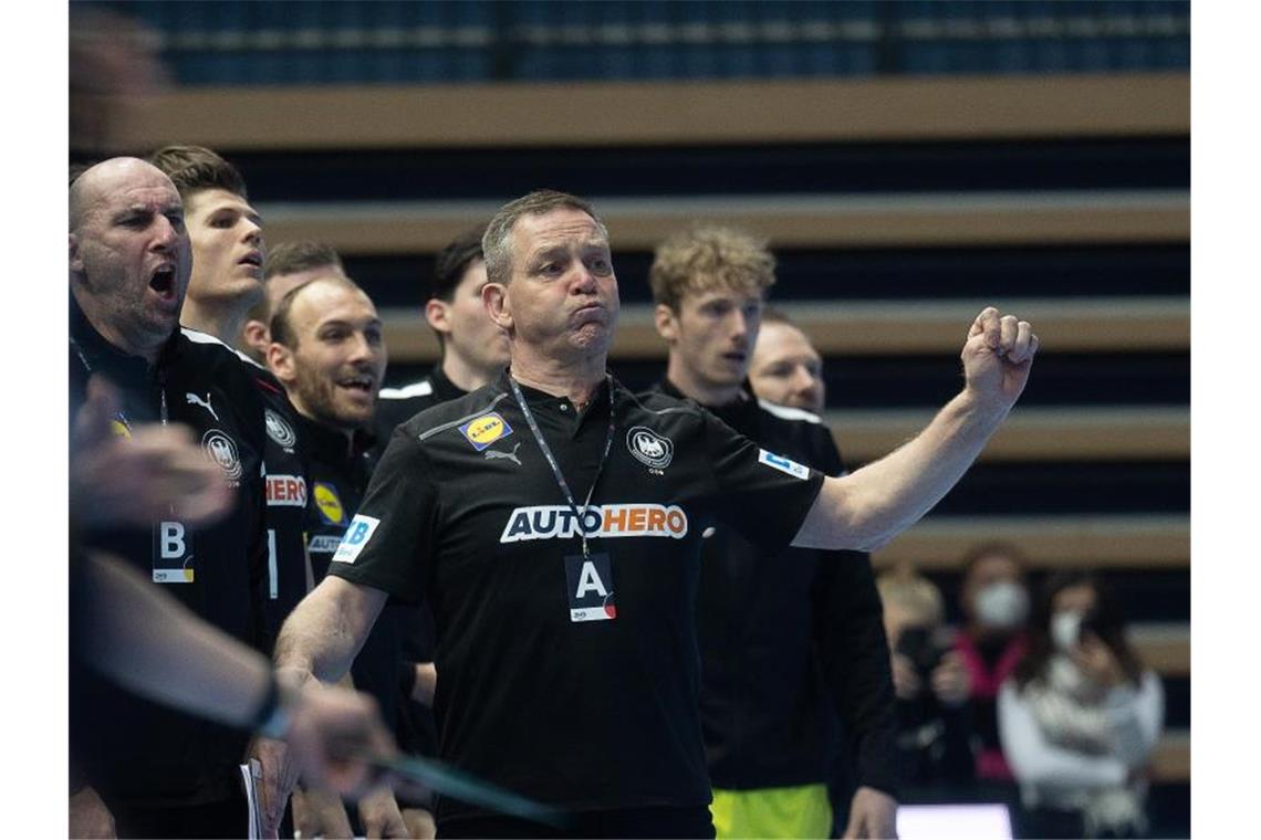 Modus, Favoriten, TV: So läuft die Handball-EM DHB-Auswahltrainer Alfred Gislason (M). Foto: Sebastian Gollnow/dpa