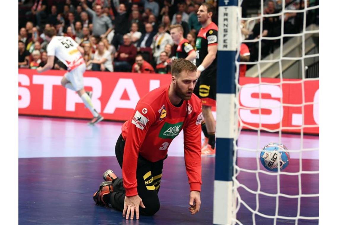 DHB-Keeper Andreas Wolf musste zu Beginn einige Male den Ball aus dem Netz holen. Foto: Robert Michael/dpa