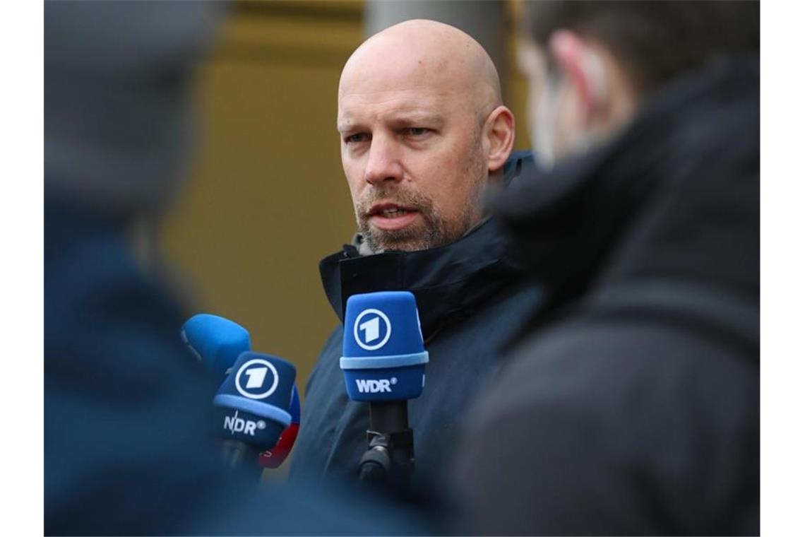 Handball-EM im Würgegriff von Corona - Sorgen in der Liga DHB-Sportvorstand Axel Kromer nimmt an einem Medientermin vor dem Mannschaftshotel teil. Foto: Marijan Murat/dpa