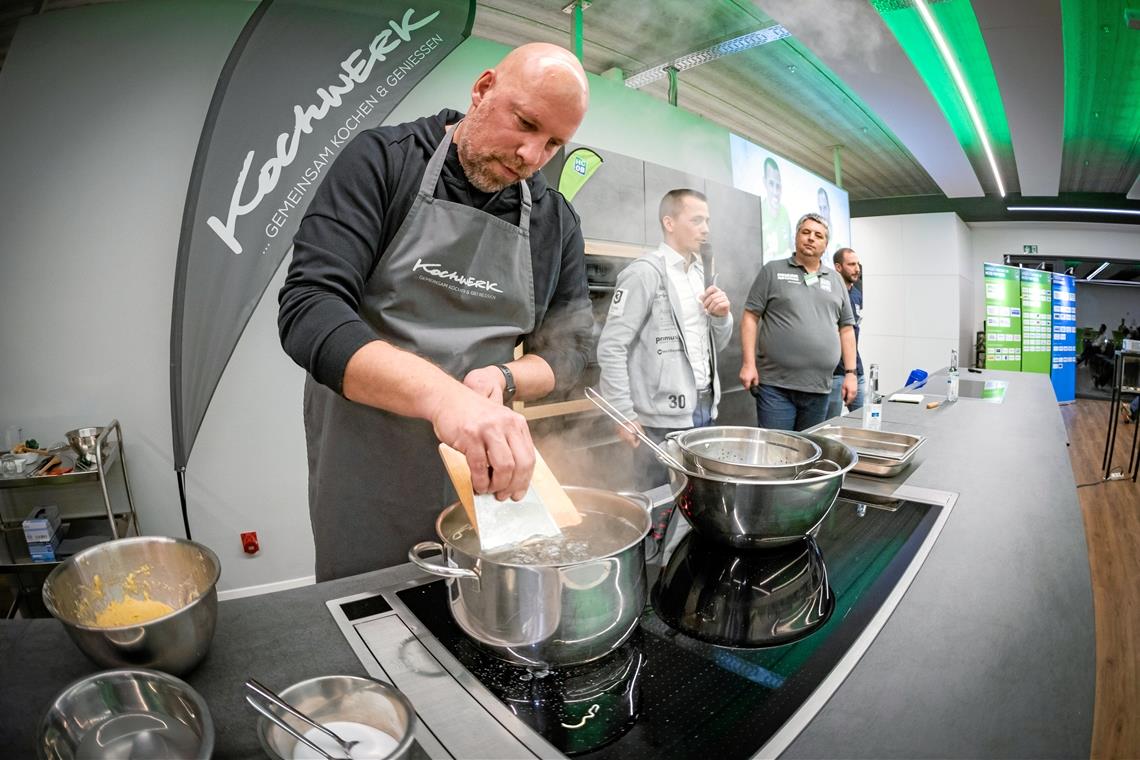 DHB-Sportvorstand Axel Kromer wurde beim HCOB-Treffen zum Spätzleschaben eingeteilt. Es könnte ein subtiles Signal der Murrtaler an die Drittliga-Konkurrenz aus dem Badischen gewesen sein, dass die Schwaben in dieser Spielklasse den Ton angeben. Foto: Alexander Becher