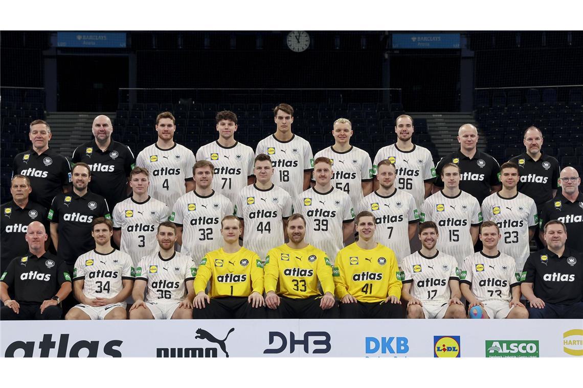 Das ist der Kader von Bundestrainer Alfred Gislason DHB-Team: Hinten von links: Bundestrainer Alfred Gislason, Co-Trainer Erik Wudtke, Johannes Golla, Marko Grgic, Julian Köster, Justus Fischer, Tim Zechel, Bundestrainer Athletik Dr. Simon Overkamp, Bundestrainer Torwart Mattias Andersson, Mitte von links: Teamkoordinator Volker Schurr, Nationalmannschaftsmanager Benjamin Chatton, Nils Lichtlein, Franz Semper, Christoph Steinert, Lukas Stutzke, Luca Witzke, Juri Knorr, Renars Uscins, Mannschaftsarzt Dr. Philip Lübke, Vorne von links: Physiotherapeut Dennis Finke, Rune Dahmke, Lukas Mertens, David Späth, Andreas Wolff, Joel Birlehm, Lukas Zerbe, Timo Kastening, Physiotherapeut Martin Leuthner,