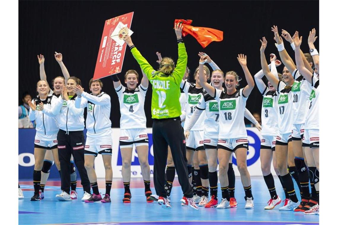 Dank Eckerle: DHB-Frauen feiern WM-Auftaktsieg DHB-Torhüterin Dinah Eckerle (M) wurde als beste Spielerin des Spiels ausgezeichnet. Foto: Marco Wolf/dpa