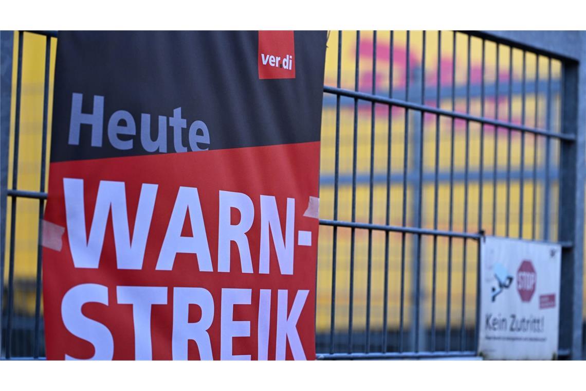 Warnstreik am DHL-Drehkreuz Leipzig DHL-Beschäftigte in Leipzig streiken für eine bessere Bezahlung. (Archivbild)