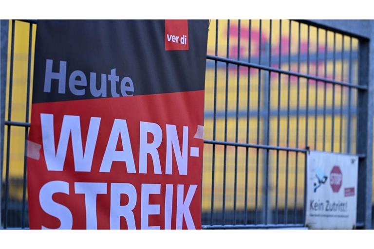DHL-Beschäftigte in Leipzig streiken für eine bessere Bezahlung. (Archivbild)