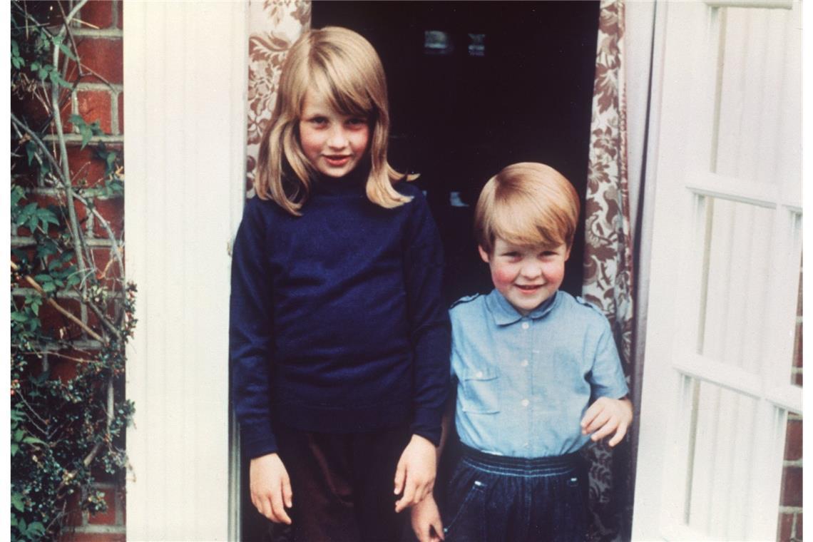 Diana 1968 mit ihrem Bruder Charles Spencer. Diana war zu ihren Lebzeiten nicht immer ein Herz und eine Seele mit ihrem Bruder. Nach ihrem Tod dominierte jedoch der neunte Graf Spencer, Herr auf dem Familiengut Althorp bei Northampton, das offizielle Gedanken an die "Königin der Herzen". Heutzutage wird das Gedenken an Diana wohl eher durch ihre Söhne William und Harry geprägt.