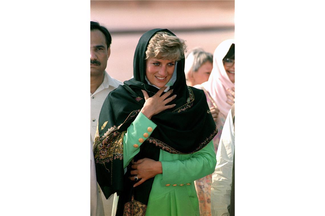 Diana bei einem Besuch der Badshahi-Moschee. Prinz William und seine Frau Kate haben bei ihrer Pakistan-Reise dieselbe Moschee besucht.