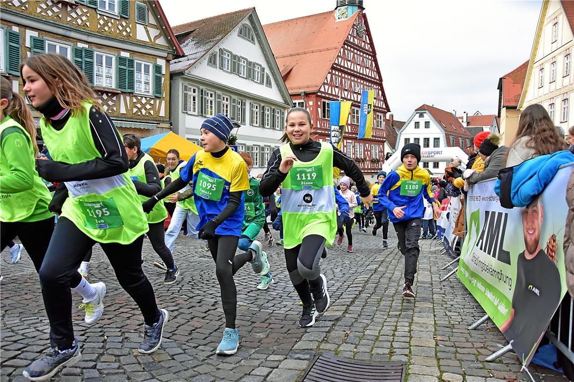 Diana (mitte) und viele Mitschülerinnen und Mitschüler der Max Eyth-Realschule B...