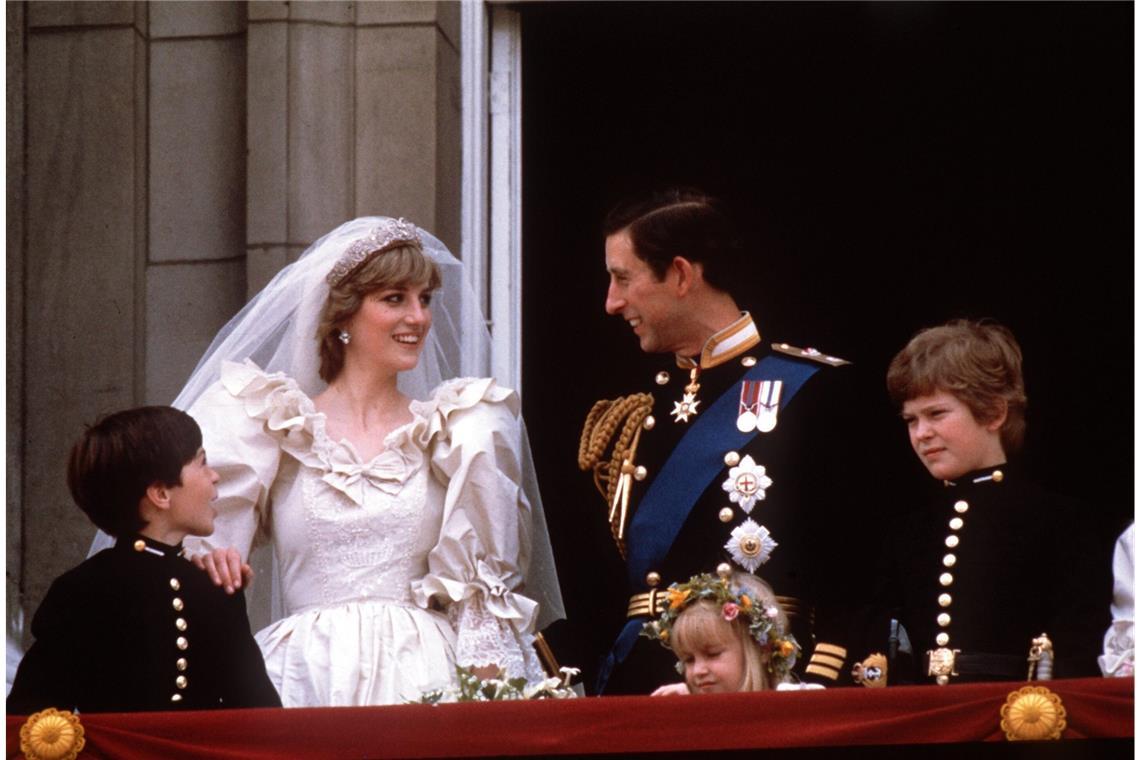 Diana und Charles als frischgebackenes Ehepaar auf dem Balkon im Buckingham-Palast in London.