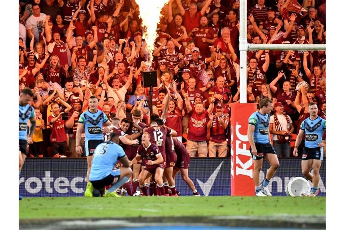Fast 50.000 Stadionbesucher bei Rugby-Spiel in Brisbane Dich aneinander ohne Abstand: Fast 50.000 Menschen sahen im Stadion in Brisbane ein Rugby-Spiel. Foto: Darren England/AAP/dpa