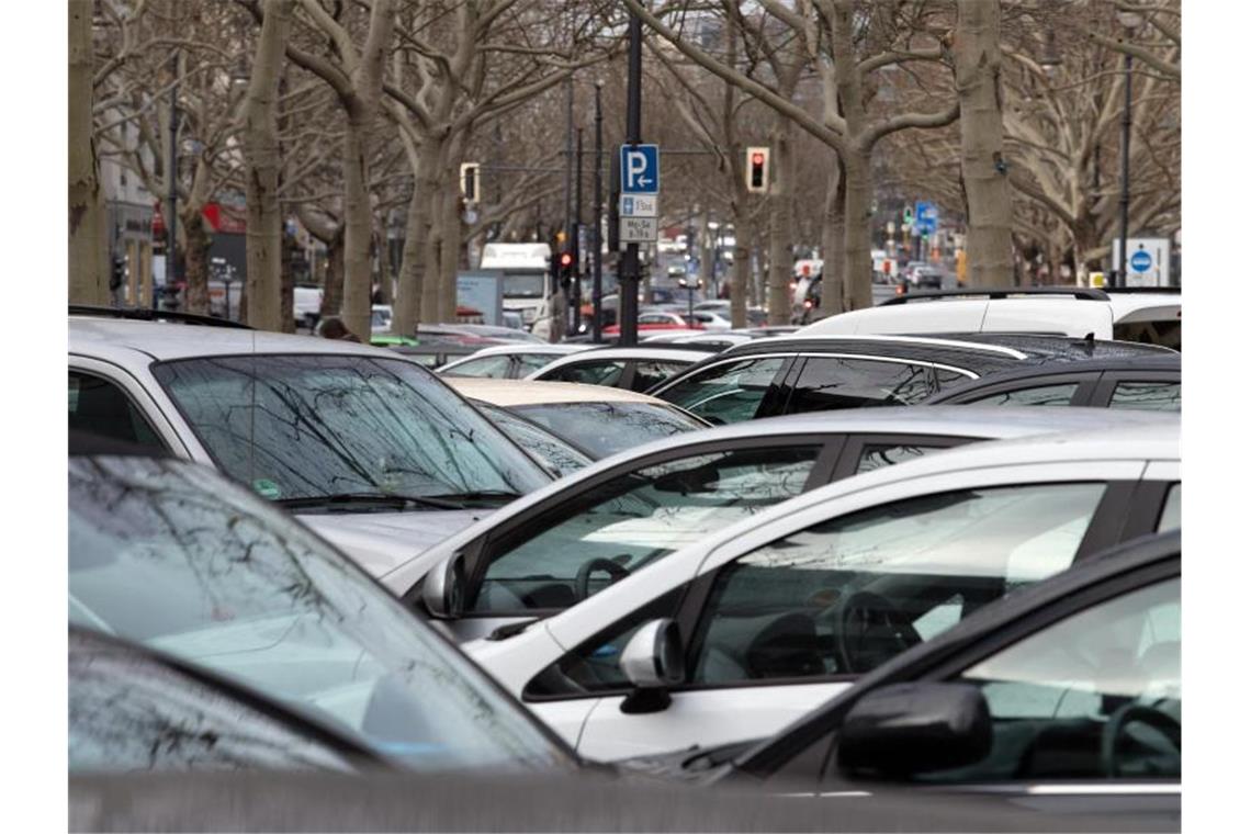 Park-Now-Chefin: Städten fehlt oft ein Mobilitätskonzept Dicht an dicht parkende Autos im Zentrum von Berlin. Foto: Soeren Stache/dpa-Zentralbild/dpa