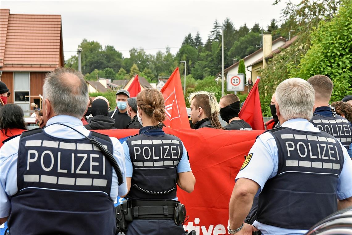 Dicht an dicht: Polizeibeamte haben sich nah bei den Demonstranten postiert.