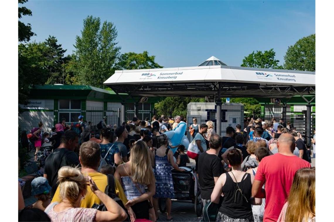 FDP-Politiker fordert Schwimmbadpolizei für Berlin Dicht an dicht stehen Menschen an der Kasse eines Freibades in Berlin. Immer wieder kommt es zu Auseinandersetzungen in öffentlichen Schwimmbädern. Foto: Paul Zinken