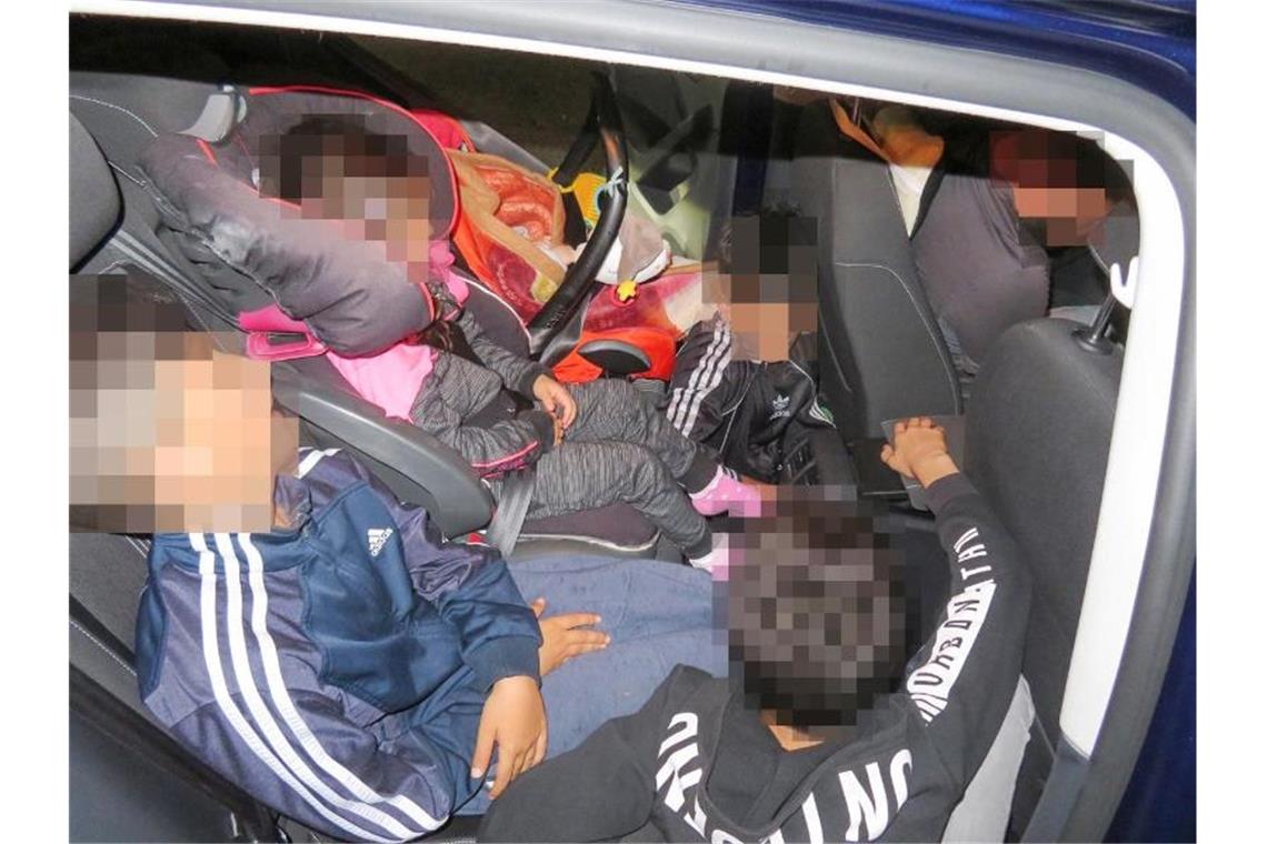 Mit Tempo 190 und fünf Kindern auf der Rückbank unterwegs Dicht gedrängt saßen fünf Kinder im Alter von zwei Monaten, zwei, sieben, acht und elf Jahren im Rückraum des Wagens. Drei von ihnen waren nicht angeschnallt. Foto: Polizei Dortmund