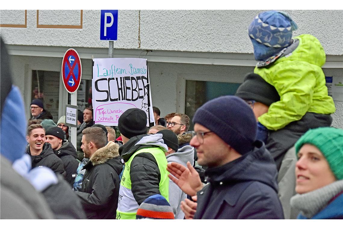 Dicht gedrängt stehen die Fans am Straßenrand und feuern die Laufenden an. Silve...