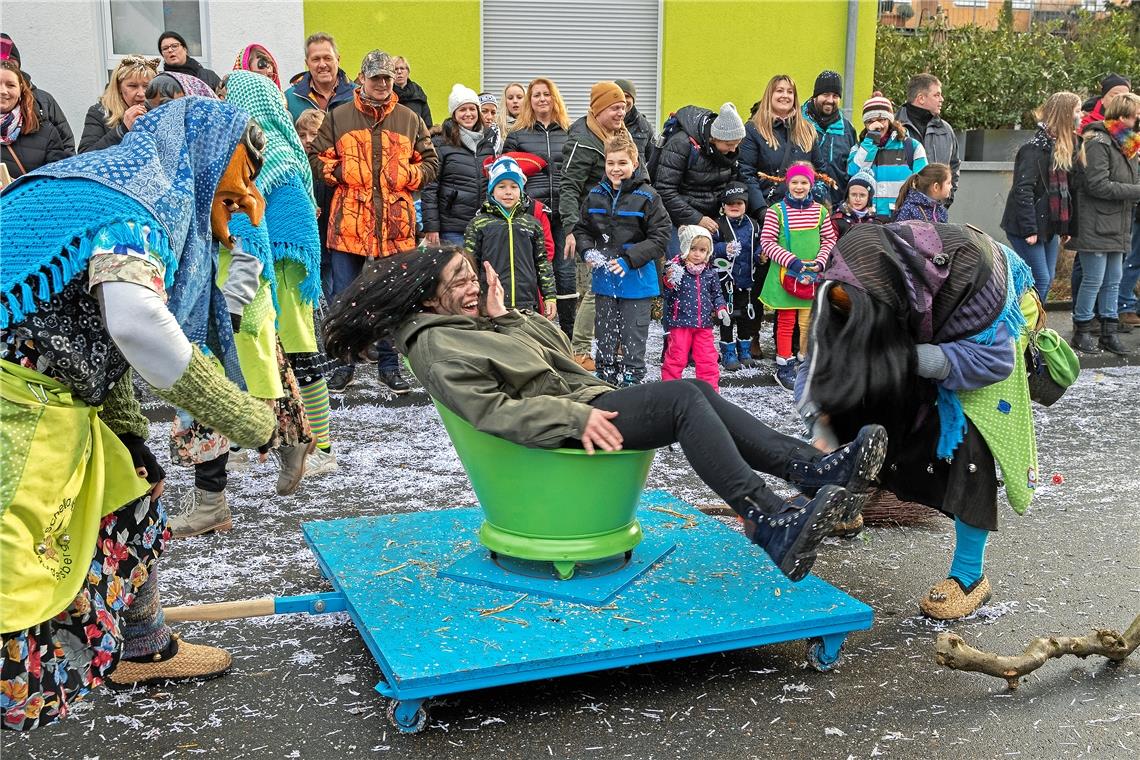 Fasching feiern mit Abstand? Dicht gedrängt stehen die Zuschauer bei Umzug des Faschingsverein Burgstetten. Zumindest hier wird es 2021 keine Veranstaltungen geben, bereits im Juni hat sich die Vorstandschaft dagegen entschieden. Foto: J. Fiedler