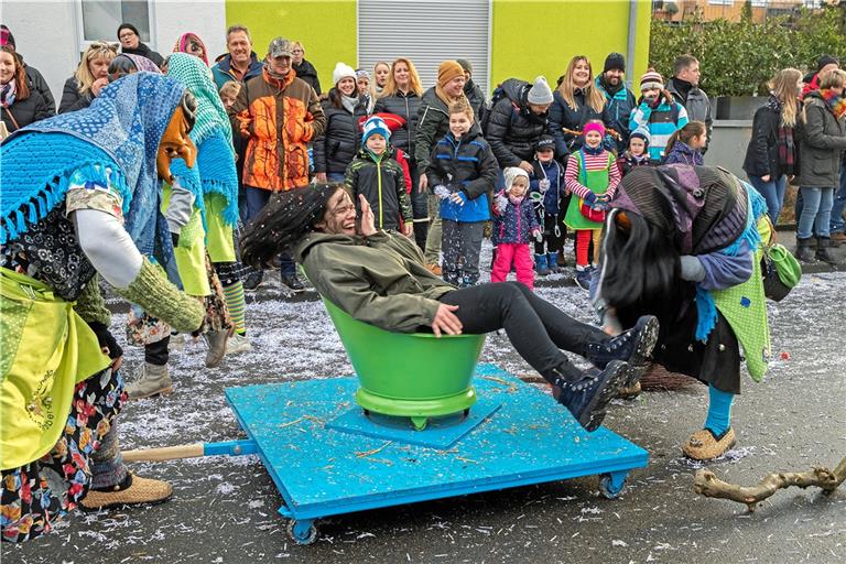 Dicht gedrängt stehen die Zuschauer bei Umzug des Faschingsverein Burgstetten. Zumindest hier wird es 2021 keine Veranstaltungen geben, bereits im Juni hat sich die Vorstandschaft dagegen entschieden. Foto: J. Fiedler