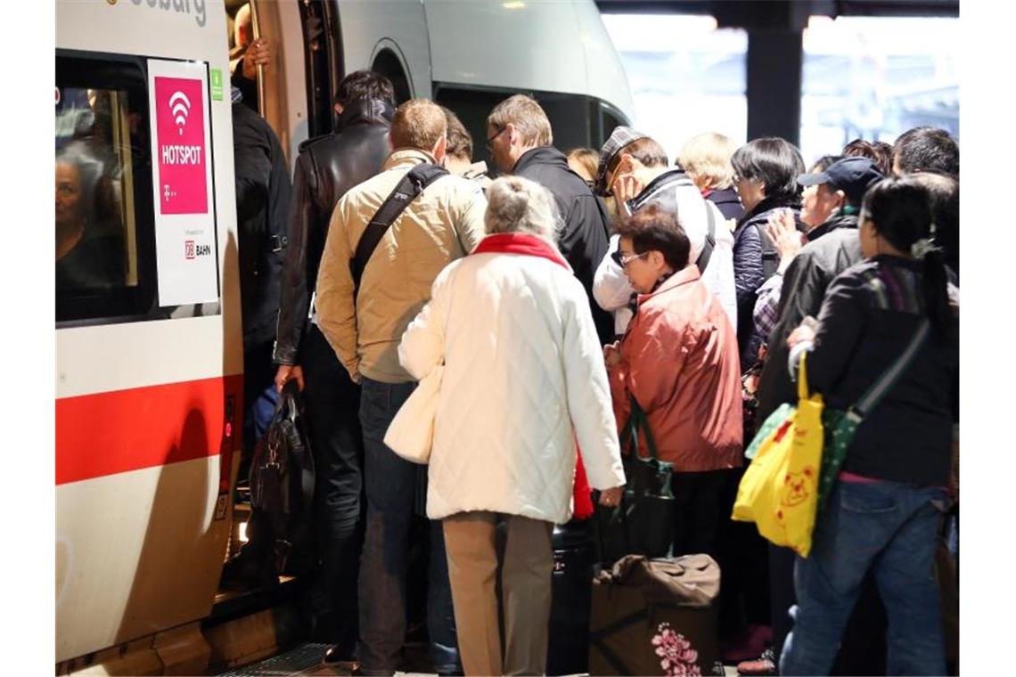 Züge werden voller: Diskussion um Reservierungspflicht Dicht gedrängt steigen Reisende am Hamburger Hauptbahnhof in einen überfüllten Zug. Foto: Bodo Marks/dpa