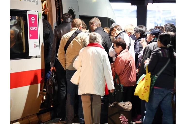 Dicht gedrängt steigen Reisende am Hamburger Hauptbahnhof in einen überfüllten Zug. Foto: Bodo Marks/dpa