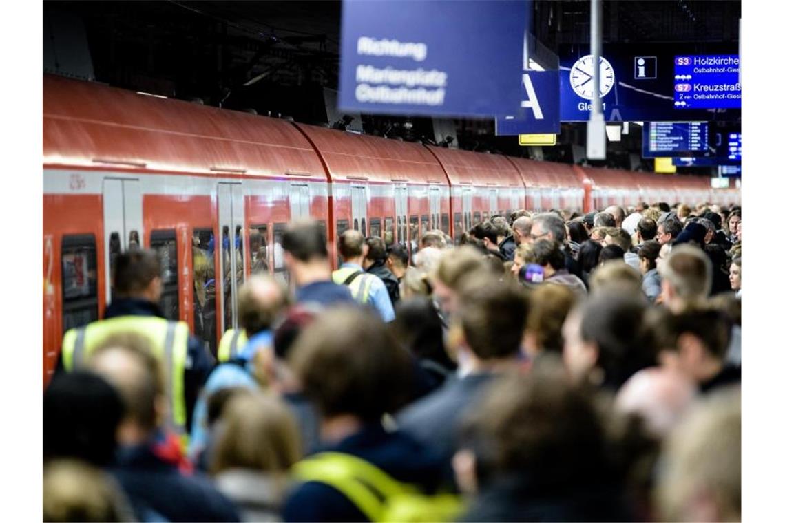 Voll, voller, überfüllt: Busse und Bahnen stoßen an Grenzen Dicht gedrängt warten die Menschen an einem Bahnsteig auf eine S-Bahn. Foto: Matthias Balk/dpa/Archiv