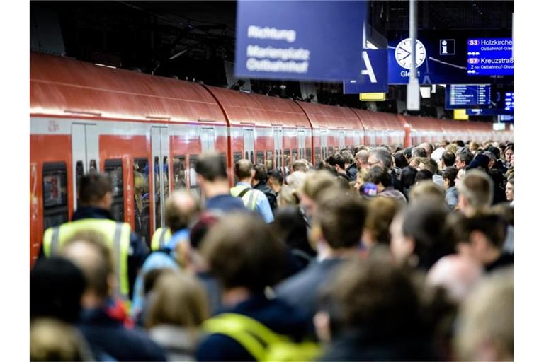 Dicht gedrängt warten die Menschen an einem Bahnsteig auf eine S-Bahn. Foto: Matthias Balk/dpa/Archiv