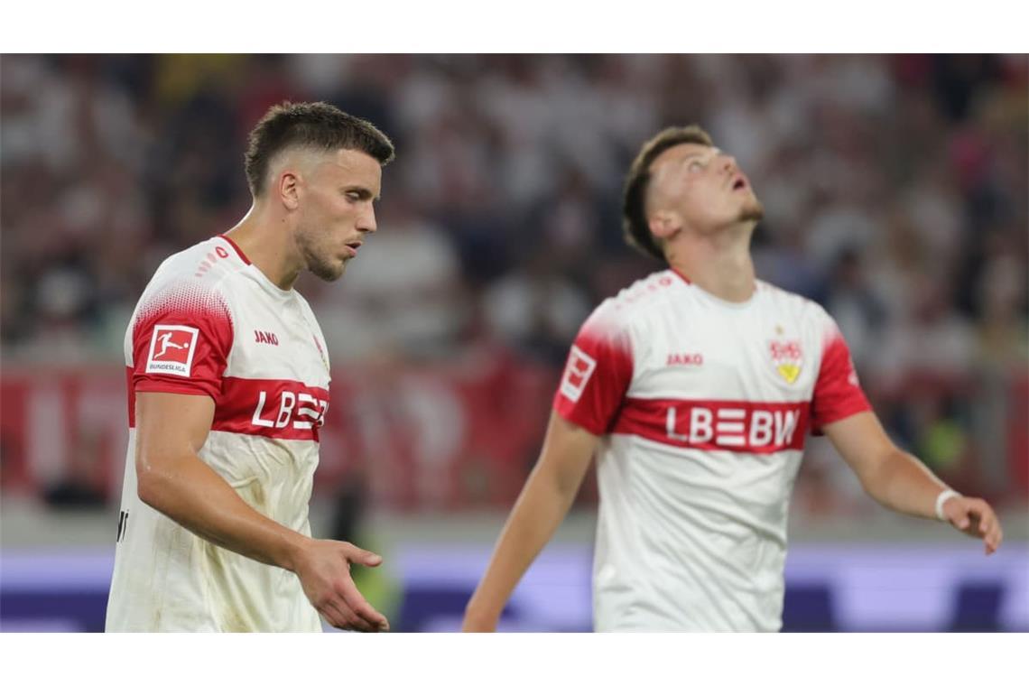 Dicht vor dem Dortmunder Tor gehen dem VfB mit den Stürmern Ermedin Demirovic (li.) und Dzenan Pejcinovic&nbsp; die Ideen aus.