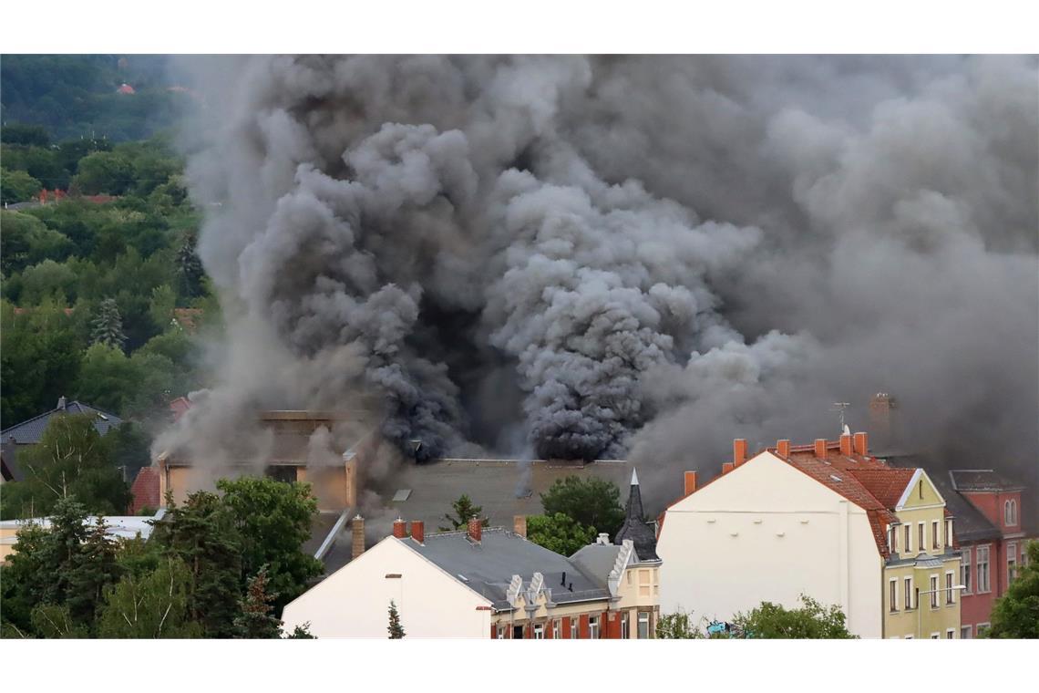 Ehemalige Staatsoperette in Dresden in Flammen Dichte Rauchwolken waren weithin sichtbar, die Bevölkerung wurde gewarnt.