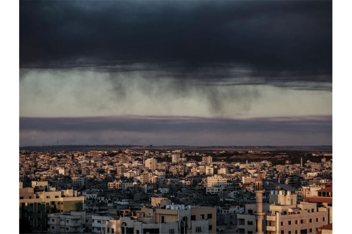 Kein Ende im Gaza-Konflikt - Haus von Hamas-Chef beschossen Dichter Rauch hängt nach mehreren israelischen Luftangriffen über den Gebäuden von Gaza-Stadt. Foto: Mohammed Talatene/dpa