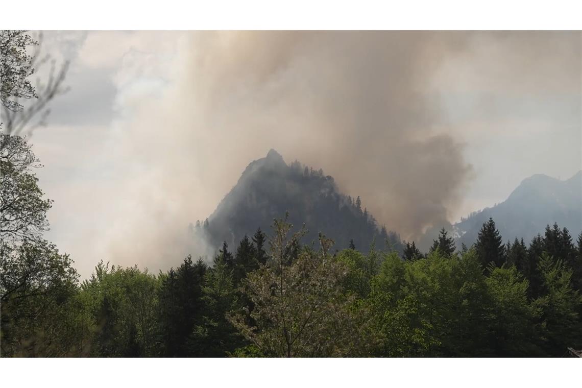 Dichter Rauch ist über dem Berg in den bayerischen Alpen zu sehen.