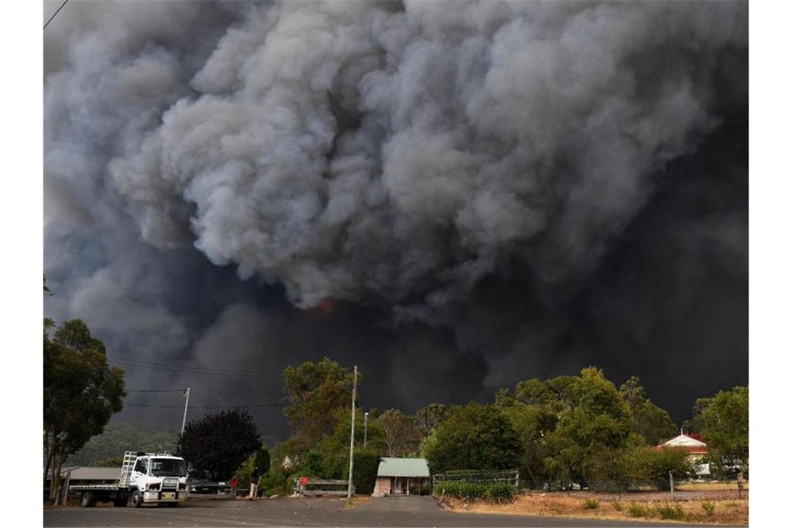 Dichter Rauch steigt aufgrund eines Buschfeuers südwestlich von Sydney auf. Foto: Dean Lewins/AAP/dpa