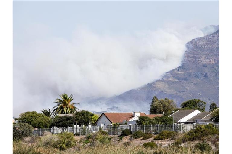 Dichter Rauch steigt über dem Tafelberg auf. Foto: Lyu Tianran/XinHua/dpa