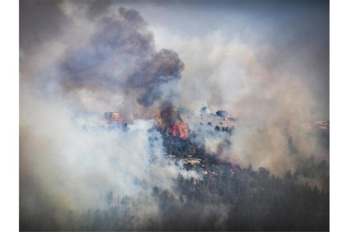 Waldbrand bei Jerusalem noch nicht unter Kontrolle Dichter Rauch steigt von dem Waldbrand in der Nähe von Jerusalem auf. Foto: Ilia Yefimovich/dpa
