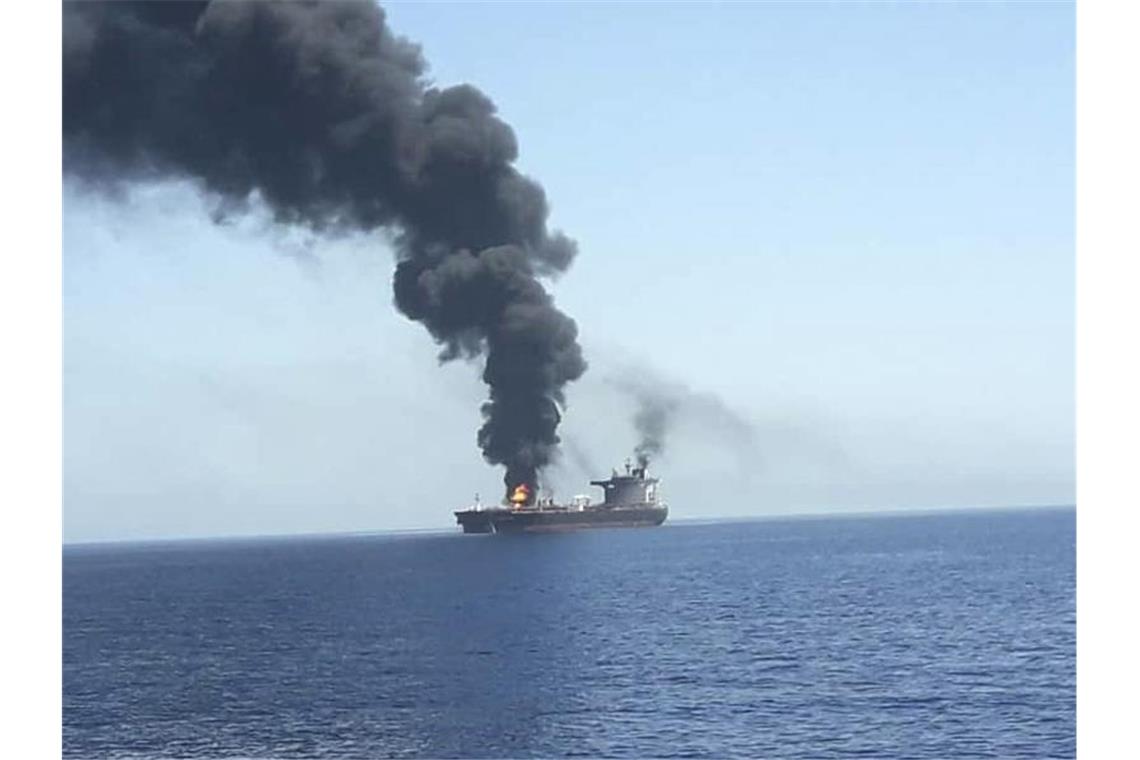 Mutmaßliche Angriffe auf Öltanker: USA beschuldigen den Iran Dichter schwarzer Rauch steigt aus dem Öltanker „Front Altair“ vor der iranischen Küste auf. Foto: IRIB News Agency/AP