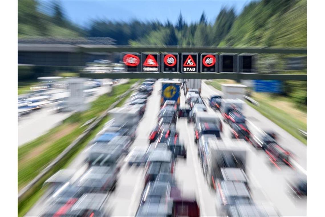Dichter Verkehr schiebt sich am 1.7.2017 über die Autobahn 8 in Fahrtrichtung Salzburg und Brenner-Autobahn. Foto: Matthias Balk/dpa