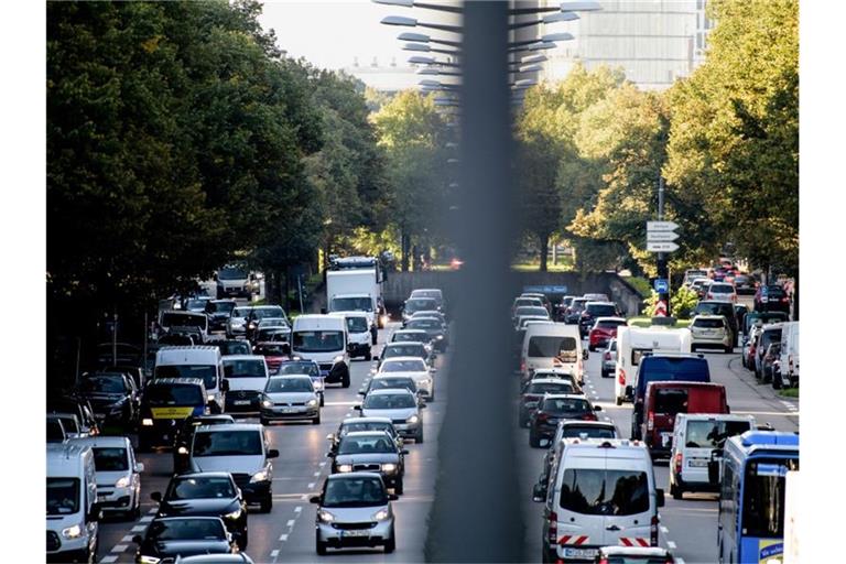 Dichter Verkehr schiebt sich über den Mittleren Ring. Foto: Matthias Balk/dpa/Archivbild