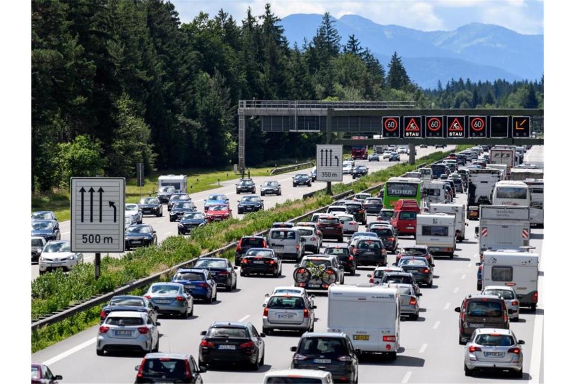 Dichter Verkehr schiebt sich während der Sommerferien über die Autobahn 8 in Fahrtrichtung Salzburg und Brenner-Autobahn. Foto: Matthias Balk/dpa