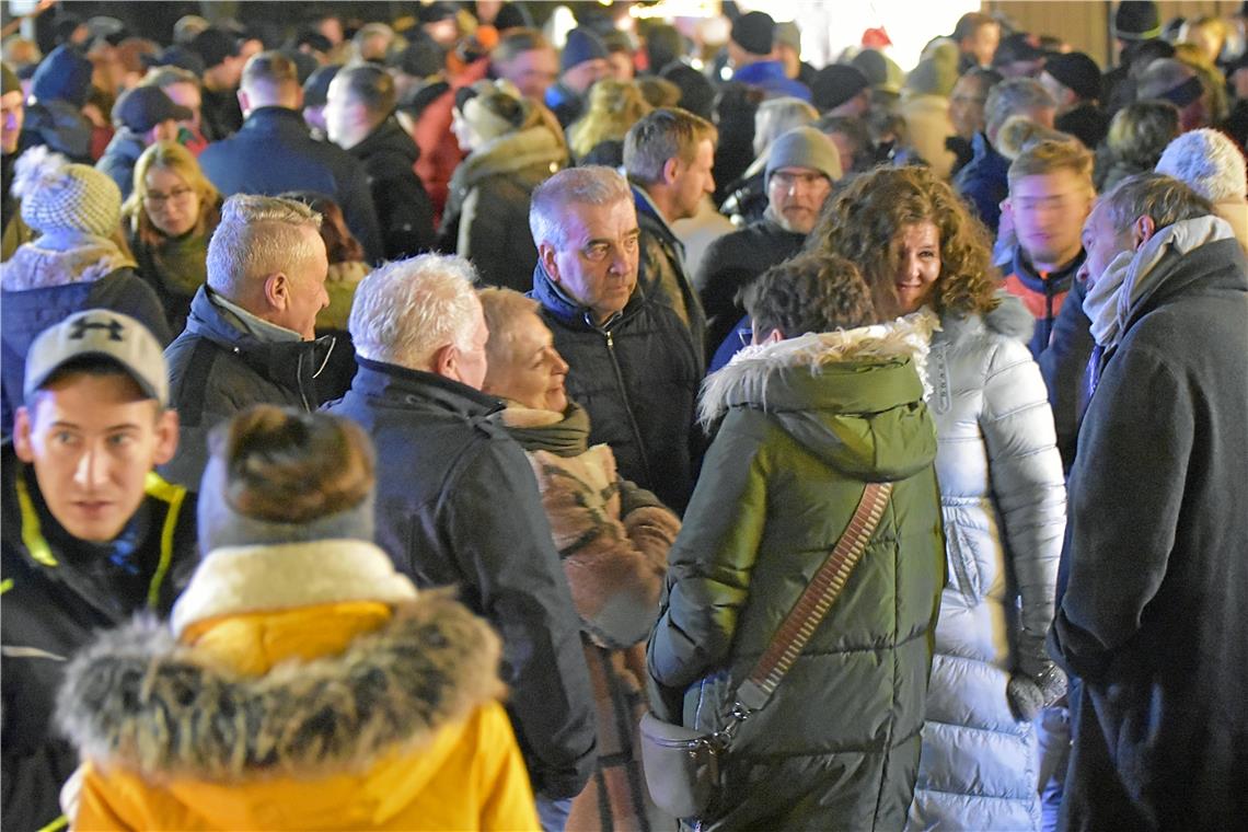 Dichtes Gedränge am Samstagabend beim Weihnachtsmarkt in Auenwald.