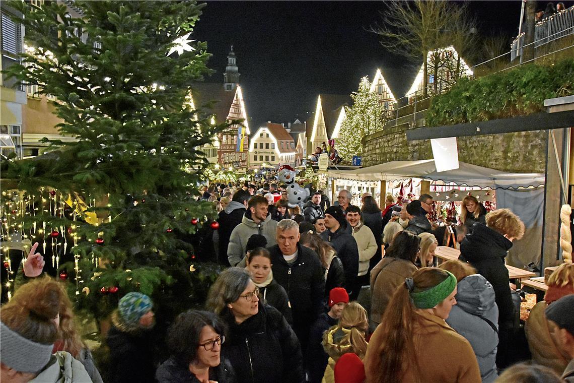 Dichtes Gedränge am Samstagabend: Zeitweise erinnerte das Gedränge an die besten Zeiten des Straßenfests. Am Sonntag war es leichter, von Stand zu Stand zu bummeln.