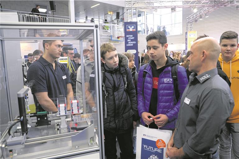 Dichtes Gedränge an den Messeständen: Im Beruflichen Schulzentrum in Waiblingen gibt es Tipps zur Berufswahl. Foto: B. Büttner